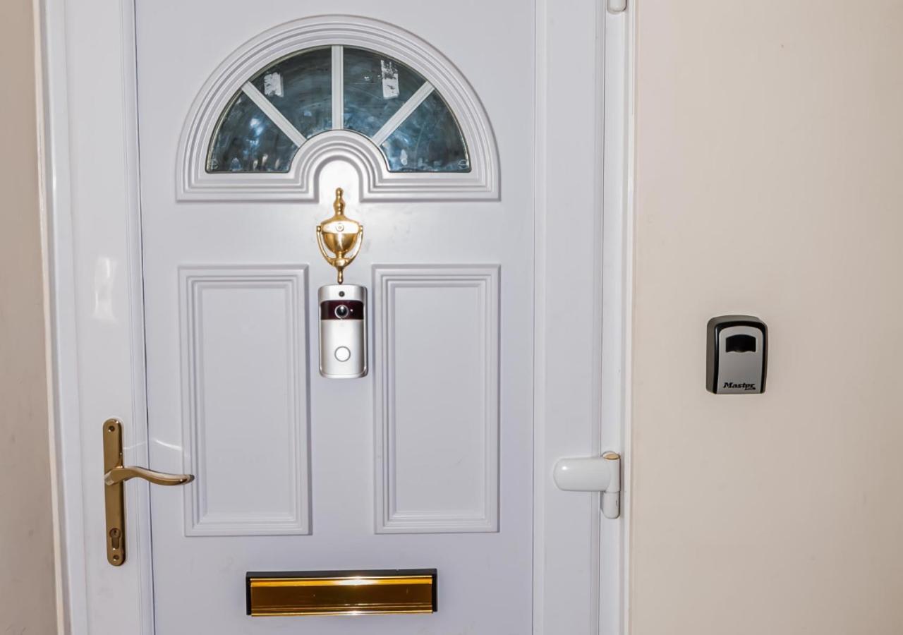2 Bed Apartment-5 Guests - Business-Relocation-Parking - The Brighton Short Stay & Serviced Apartments Eksteriør billede