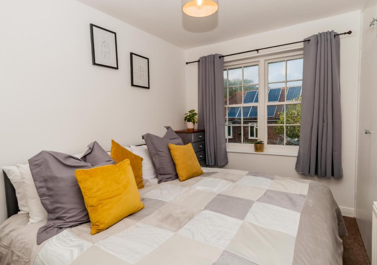 2 Bed Apartment-5 Guests - Business-Relocation-Parking - The Brighton Short Stay & Serviced Apartments Eksteriør billede